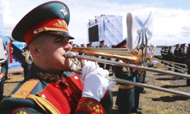 Военный оркестр штаба ЗВО в честь Дня ВМФ исполнил «Кукушку» группы «Кино»