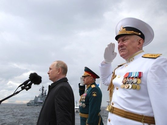 Путин принял военно-морской парад и пригрозил недругам «Цирконами»